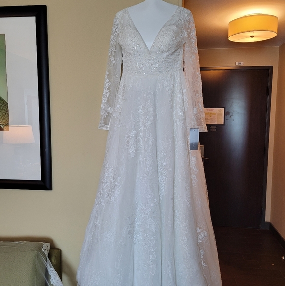 IVORY Oleg Cassini Wedding dress 2021 Edition - Picture 6 of 6